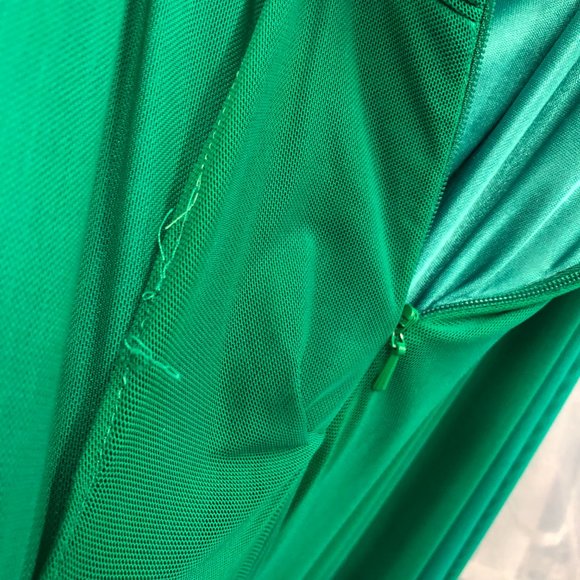 Emerald Sleek Sexy Prom Dress, Size 4 Plunge, Pageant Formal Mermaid Put a Slit - Picture 7 of 11